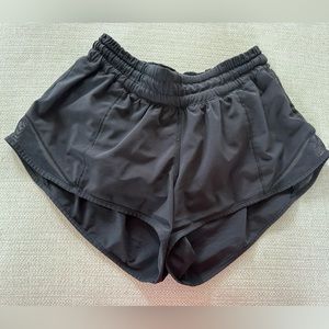 Lululemon Hotty Hot shorts, low rise Sz 4, 2.5”
